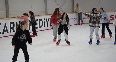 Manisa'da 5 bin öğrenci buz pistinde eğlendi