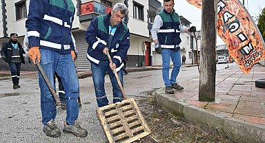 Manisa'da ekipler yağışa karşı sahada