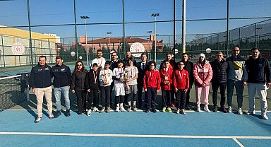 Manisa'da genç sporcular tenis il birinciliği için ter döktü