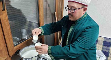 Manisa'da Miraç Kandili'nde 663 yıllık camide 80 kilo süt dağıtıldı