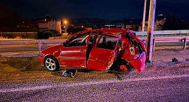 Manisa'da otomobil elektrik direğine çarptı: 2 ölü, 1 ağır yaralı