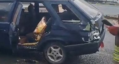 Manisa'da otomobil otobüs ile çarpıştı: 2 yaralı