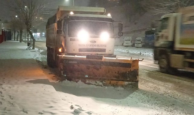 Mardin Büyükşehir Belediyesinden gece boyu karla mücadele