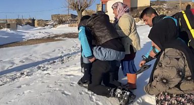 Mardin'de fedakar sağlık personeli: 84 yaşındaki hastayı sırtında taşıdı