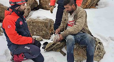 Mardin'de kar ve tipi altında mahsur kalan çoban kurtarıldı