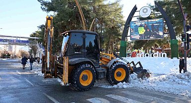 Mardin'de karla mücadele çalışmaları aralıksız sürüyor