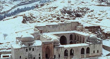 Mardin'de Kasımiye Medresesi'nin kar altındaki manzarası dronla görüntülendi