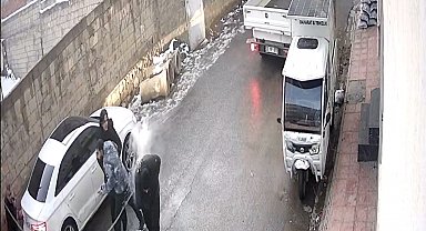 Mardin'de kopan elektrik teli gençlerin üzerine düştü