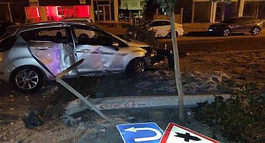 Mardin'de refüje çarpan otomobilin sürücüsü yaralandı