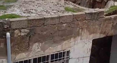 Mardin'de sağanak yağışta kerpiç evin damı çöktü