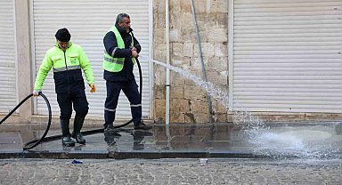 Mardin'de tarihi 1. Cadde'de kar sonrası temizlik ve yenileme çalışması devam ediyor