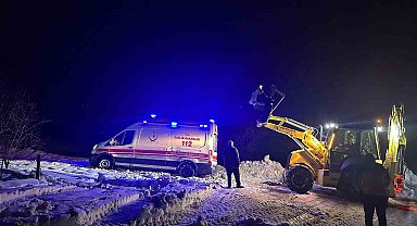 Mardin'de yolda mahsur kalan ambulansı belediye ekipleri kurtardı