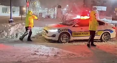 Mardin'de yürekleri ısıtan görüntüler: Polis ve çocukların kar topu savaşı kamerada