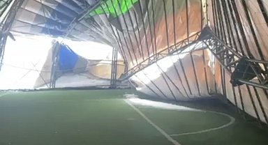 Mardin'nde yoğun kar nedeniyle kapalı halı sahanın çatısı çöktü