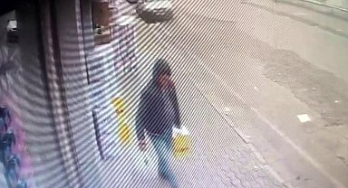 Marketin önündeki sıvı yağ kolisini çalan şahsın o anları kamerada