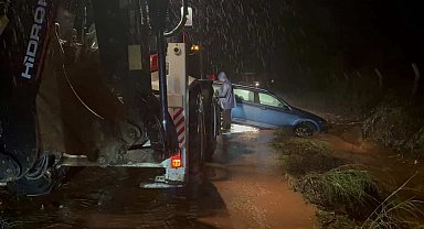 Marmaris'i sağanak yağış vurdu, araçlar suda mahsur kaldı