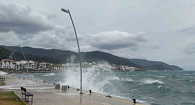 Marmaris'te fırtına etkisini göstermeye devam ediyor