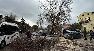 Marmaris'te şiddetli fırtına etkisini sürdürüyor