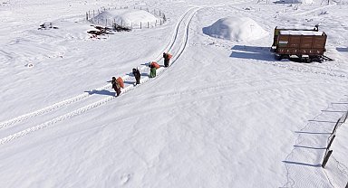 Mazıdağı'nın karlı yollarında zorlu mesai: Kadınlar sırtlarında saman taşıyarak kışa meydan okuyor