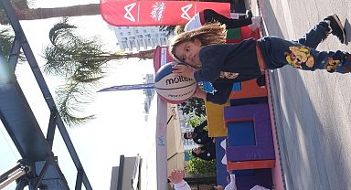 Mersin'de çocuklar AVM'de sporla buluştu