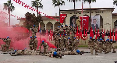 Mersin'de coşkulu kurtuluş yıl dönümü: JÖAK helikopter ile 'üzüm salkımı' gösterisi yaptı