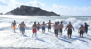 Mersin'de gelenek bozulmadı, yeni yılın ilk gününde denize girdiler