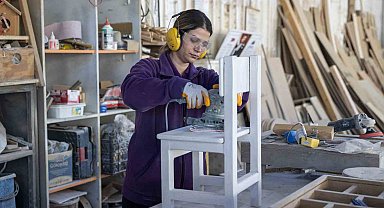 Mersin'de geri dönüşüm atölyesinde atıklar yeniden üretime kazandırılıyor