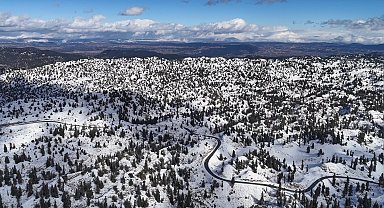 Mersin'de karla kaplanan ormanlık alandan kartpotallık görüntüler