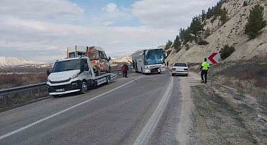 Mersin'de otobüsle minibüs çarpıştı, kaza ucuz atlatıldı: 2 yaralı