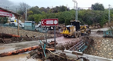 Mersin'de selin izleri silinmeye çalışılıyor