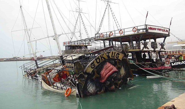 Mersin'de şiddetli yağış ve fırtına gezi teknesini batırdı