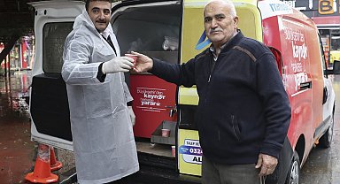 Mersin'de vatandaşlara soğuk havada kaynar ikramı