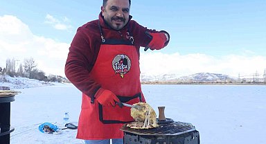 Meşhur tostçu, soğuk havada şov yapmak isterken kendini yaktı