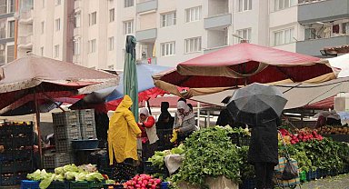 Meteoroloji'nin sağanak ve fırtına uyarısı pazarcıları etkiledi