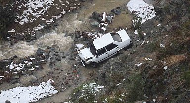 Metrelerce yüksekten dereye uçan otomobilden kendini atarak kurtardı