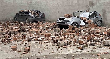 Metruk binanın çatı duvarı otoparka devrildi, 6 araçta hasar oluştu