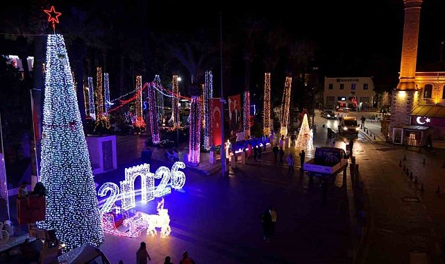 Meydanın ışıltısı fotoğraf karelerine yansıdı