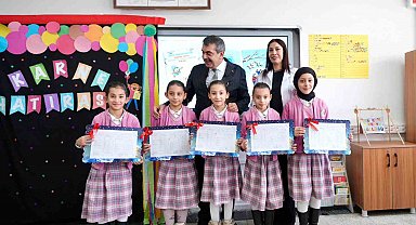 Milli Eğitim Bakanı Tekin, Ağrı'da beşiz kardeşlere karnelerini verdi