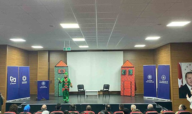 Milli teknoloji hamlesi "Karagöz ve Hacivat" ile tiyatro sahnesinde çocuklarla buluştu
