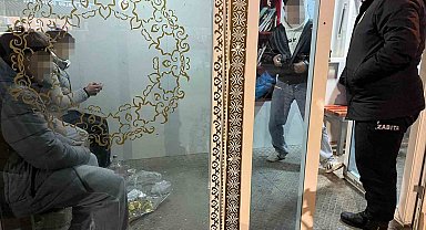 Minibüs durağını kirleten gençler hatalarını anlayınca yerleri temizlediler