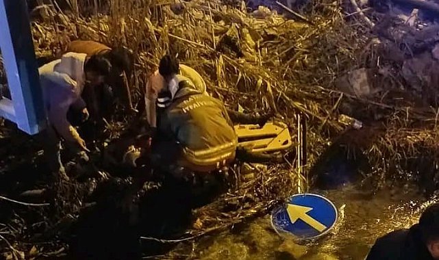 Minibüsle çarpışan motosiklet su kanalına devrildi: 2 kişi yaralandı