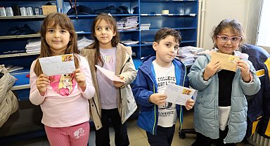 Minik ellerden büyük mutluluk: Anaokulu öğrencileri ilk mektuplarını PTT'ye teslim etti