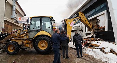 Mobilya fabrikasında yangın: 1 ölü, 1'i ağır 7 yaralı
