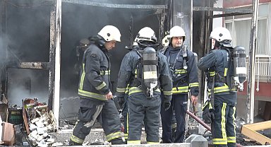 Mobilya imalathanesindeki yangında 3 kişi dumandan etkilendi