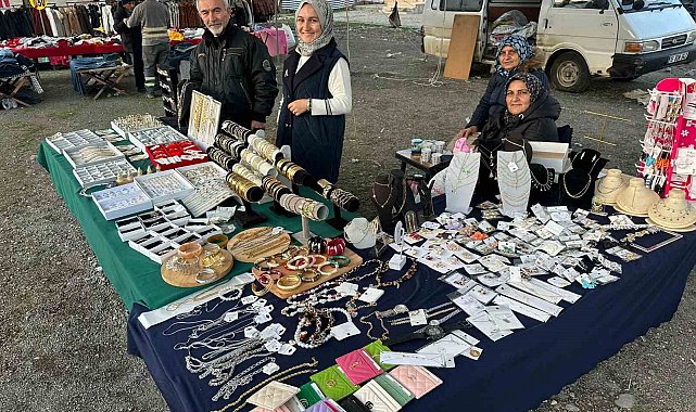 Mollabey'de ucuzluk pazarı yoğun ilgi görüyor