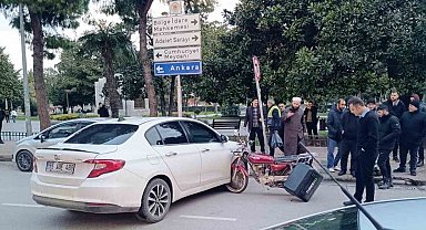 Motosiklet otomobile saplandı