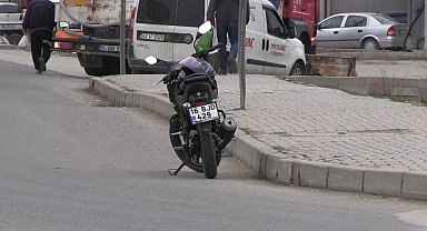 Motosiklet otomobille çarpıştı: 1 yaralı