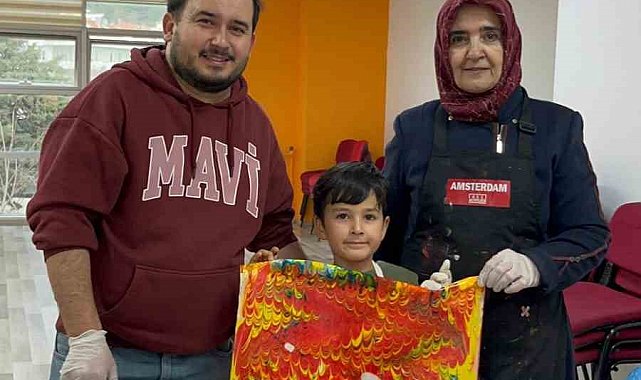 Muğla'da aileler ve çocuklar ebru sanatıyla renklerin yolculuğuna çıktı