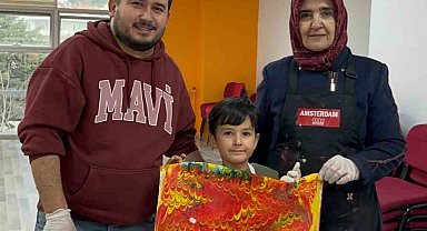 Muğla'da aileler ve çocuklar ebru sanatıyla renklerin yolculuğuna çıktı