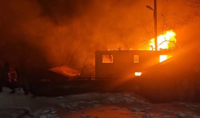Muhtara ait iki katlı ev alevlere teslim oldu